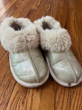 Cozy Faux Fur-Trim Slip-On Slippers in Metallic Beige